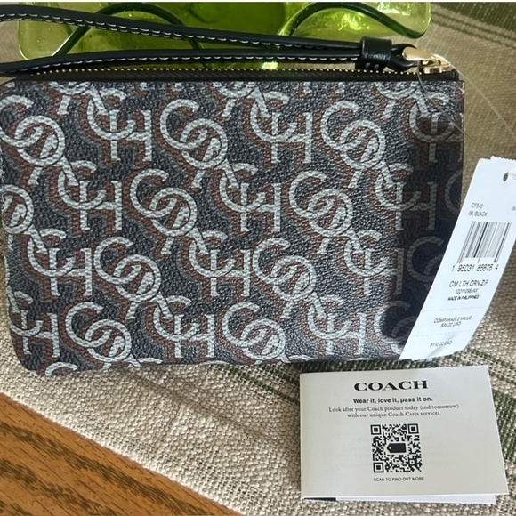 Coach Corner Zip Wristlet with Purple interior - Picture 1 of 3